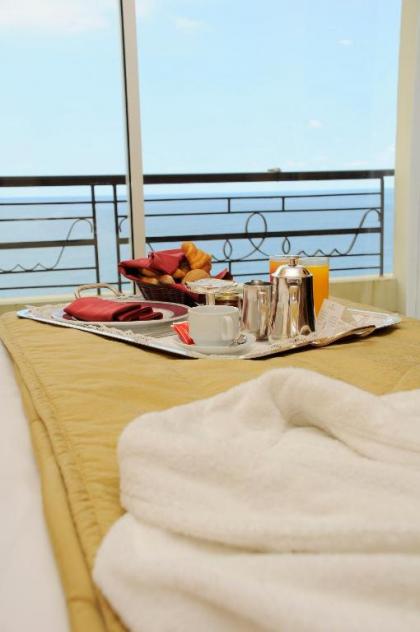 Warwick Palm Beach Hotel - image 4