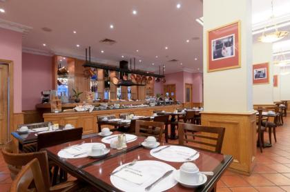 Le Commodore Hotel - image 13