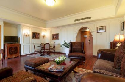 Le Commodore Hotel - image 2