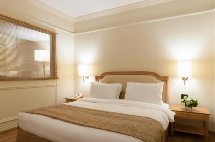 Le Commodore Hotel - image 5