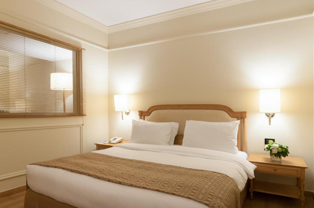 Le Commodore Hotel - image 5
