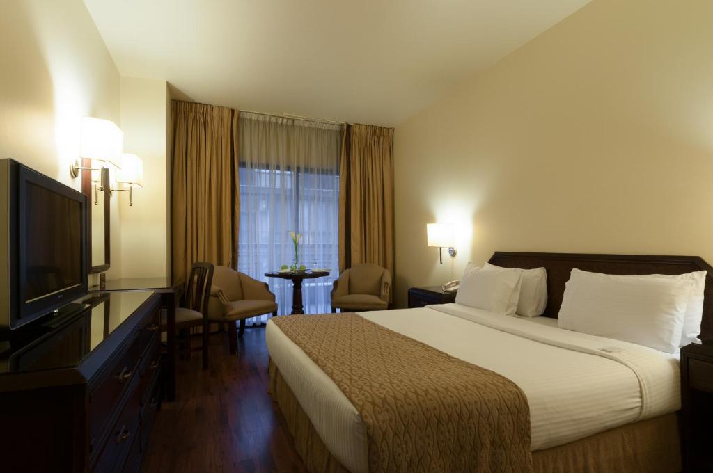Le Commodore Hotel - image 7