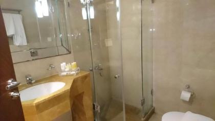King Suites Hotel - image 13