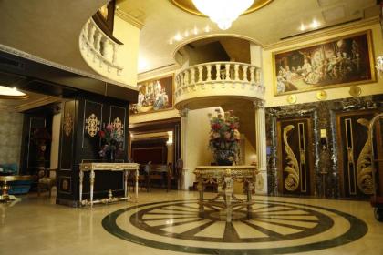 Queens Suite Hotel - image 1