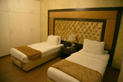 Queens Suite Hotel - image 11