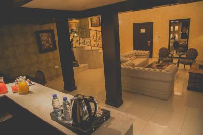 Queens Suite Hotel - image 12