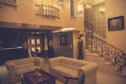 Queens Suite Hotel - image 14