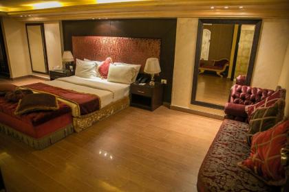 Queens Suite Hotel - image 16