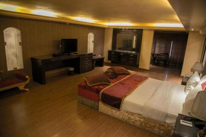 Queens Suite Hotel - image 17
