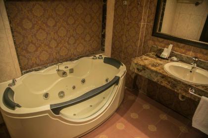 Queens Suite Hotel - image 18
