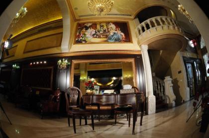 Queens Suite Hotel - image 4