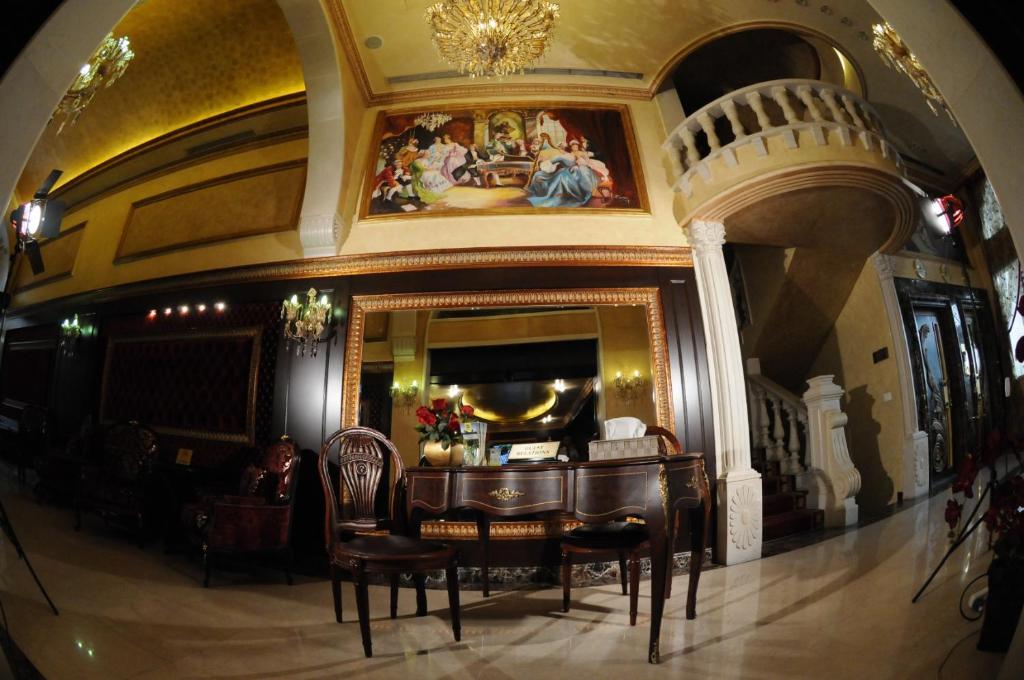 Queens Suite Hotel - image 4