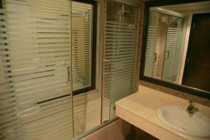 Queens Suite Hotel - image 6