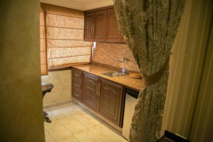 Queens Suite Hotel - image 9