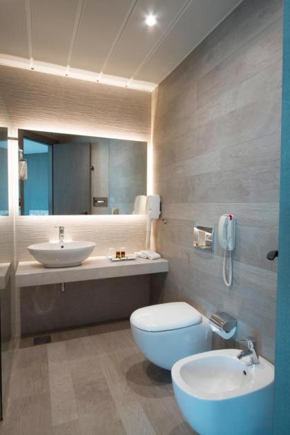 Promenade Hotel - image 10