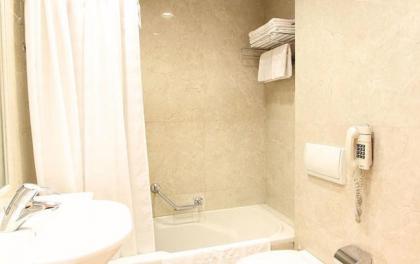 Promenade Hotel - image 3