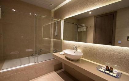 Promenade Hotel - image 6
