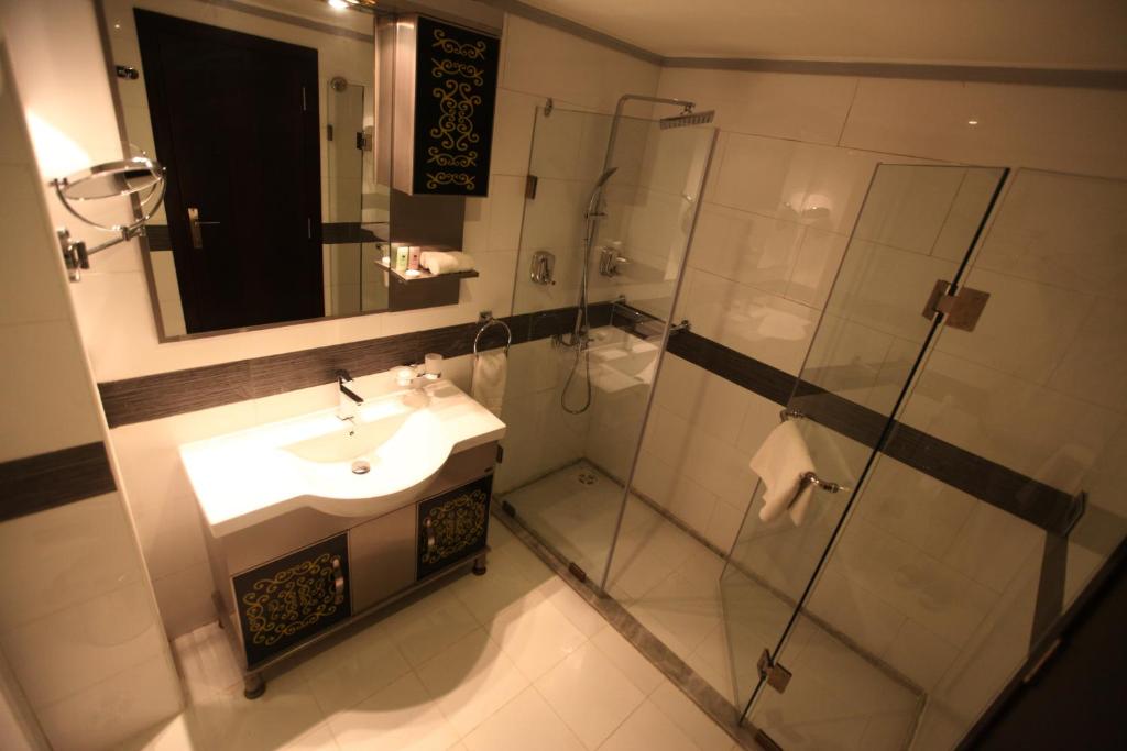 WH Hotel - image 7