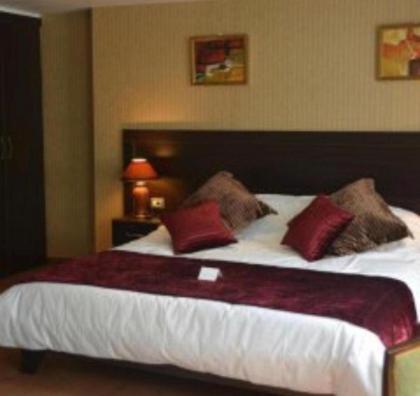 Ceasars Park Hotel - image 1