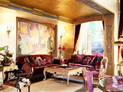 Q Hotel - image 2