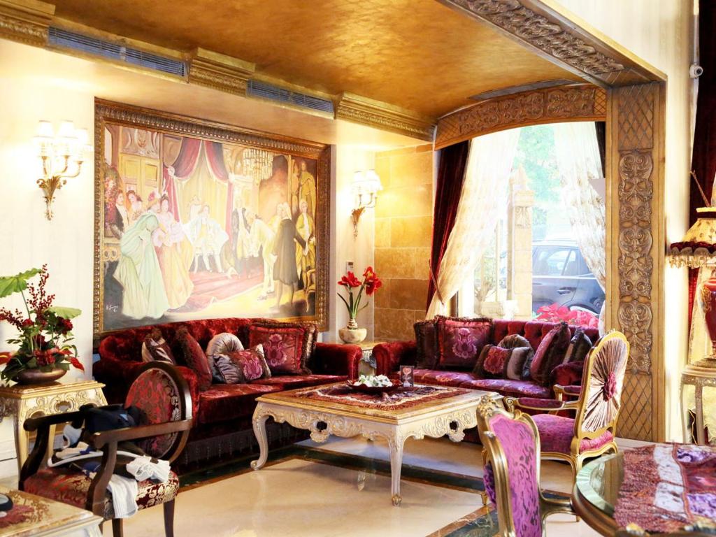 Q Hotel - image 2