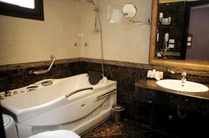 Q Hotel - image 3