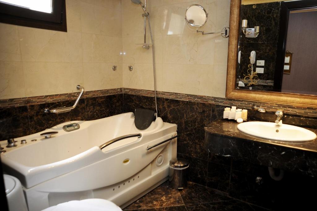 Q Hotel - image 3