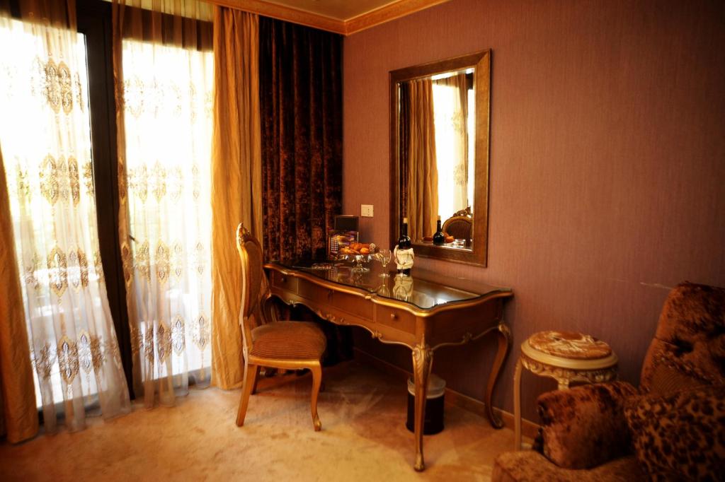 Q Hotel - image 4