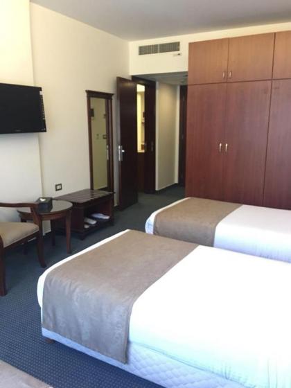 Midtown Hotel & Suites - image 20