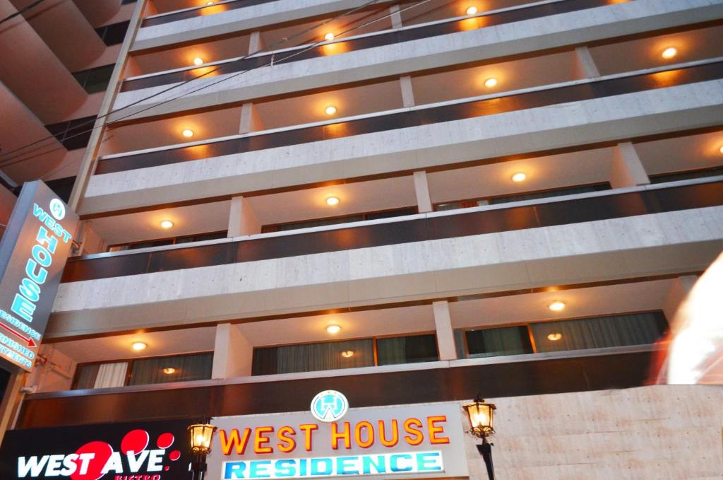 West House Residence - main image
