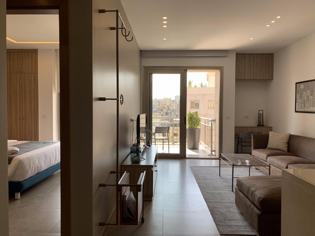 ZUR Studios and Suites - image 5