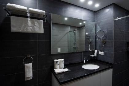 The 'Lux' Suite - image 6