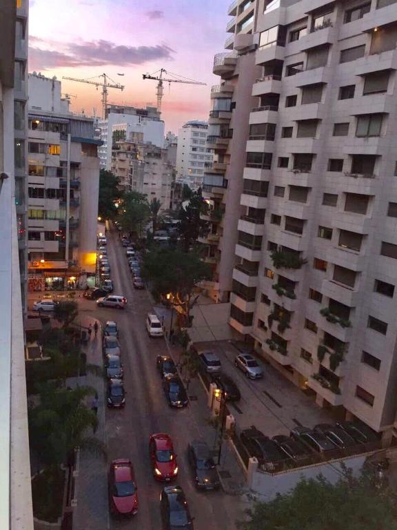 Spacious 1 Bedroom Suite & Large Balcony - image 2