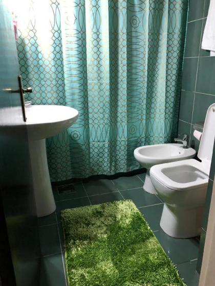 Spacious 1 Bedroom Suite & Large Balcony - image 4