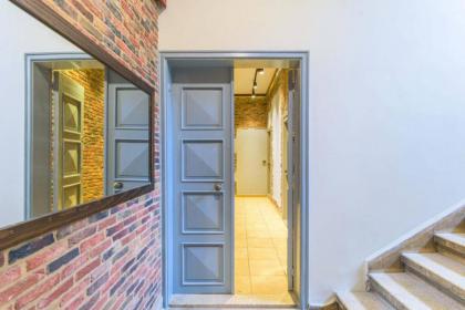 Stairway 2 Room in Mar Mikhael - image 12