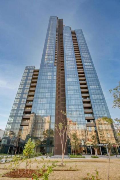 Gitta 2 Bedroom Apt In Tower Forty Four - image 1