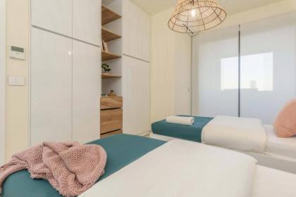 Gitta 2 Bedroom Apt In Tower Forty Four - image 24