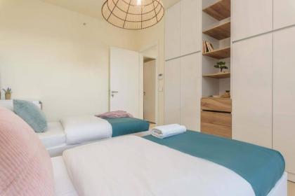 Gitta 2 Bedroom Apt In Tower Forty Four - image 27
