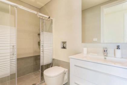 Gitta 2 Bedroom Apt In Tower Forty Four - image 29