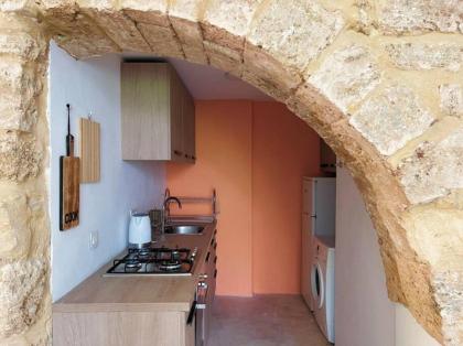 Stone Wall 2BR Apartment - image 10