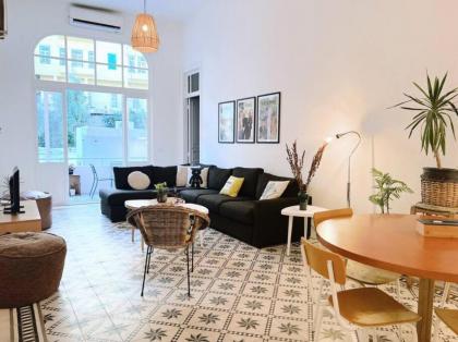 Vintage Apt 4BR Mar Mikhael - image 2