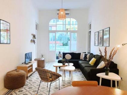 Vintage Apt 4BR Mar Mikhael - image 3