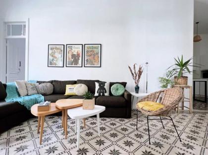 Vintage Apt 4BR Mar Mikhael - image 5