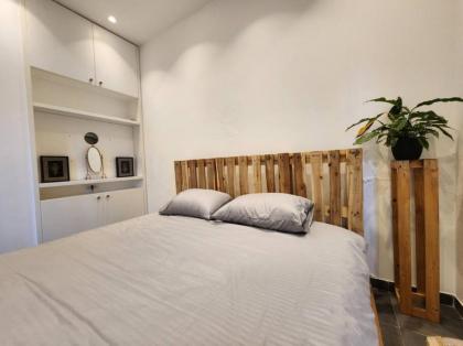 Charming 2BR Gemayze - image 11