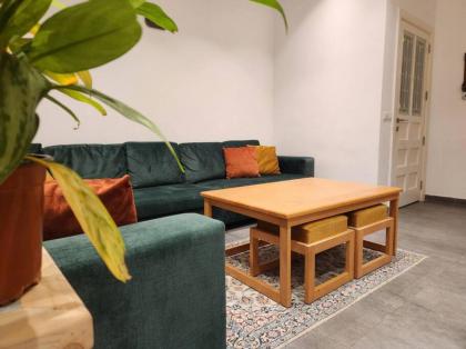 Charming 2BR Gemayze - image 3