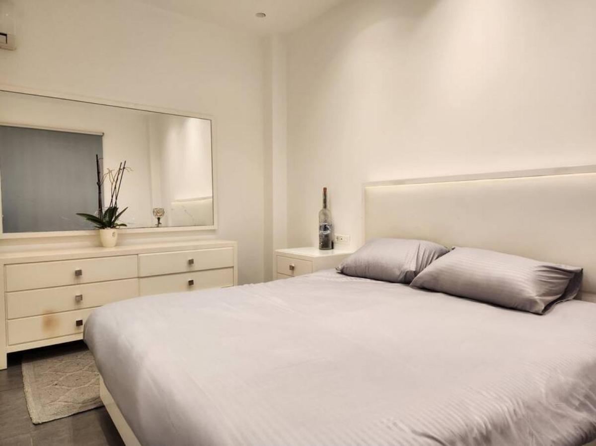 Charming 2BR Gemayze - image 7