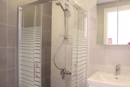 Modern 3 Bed 3 Bath Apt w Sea View - image 12