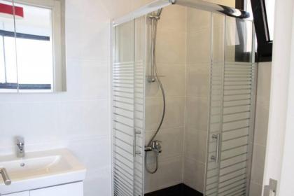 Modern 3 Bed 3 Bath Apt w Sea View - image 16
