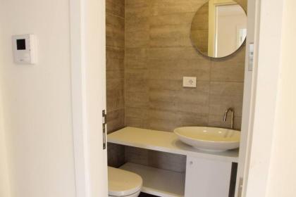 Modern 3 Bed 3 Bath Apt w Sea View - image 17