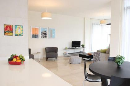 Modern 3 Bed 3 Bath Apt w Sea View - image 2